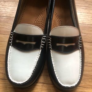 Womens 8.5 GH BASS Weejuns black/white loafers excellent condition!